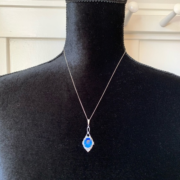 Jewelry - Beautiful vintage necklace